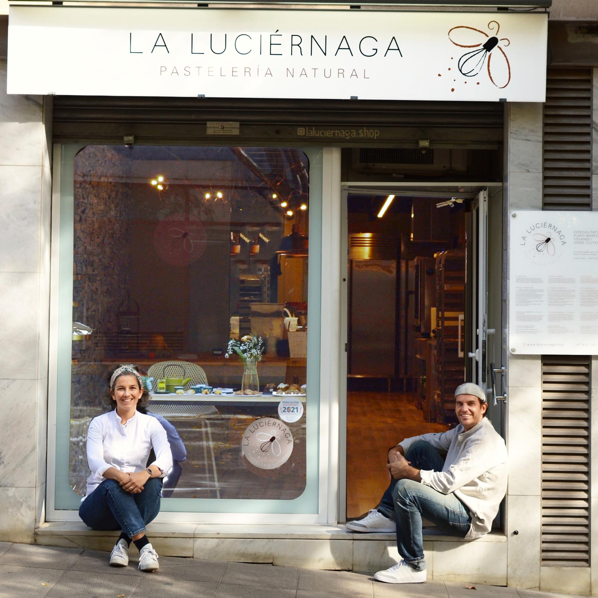 Lucila Canero y Gerardo Rossini, marido y mujer y compañeros pasteleros, en la puerta de su local 