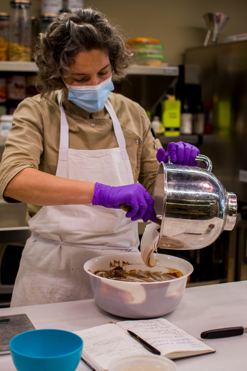 Lucila Canero elaborando un ganache de chocolate con merengue
