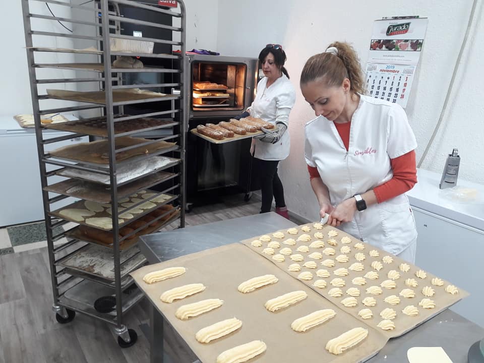 Rocío y Cristina, socias en El Obrador de Sensibles, pastelería 100% sin gluten en Córdoba