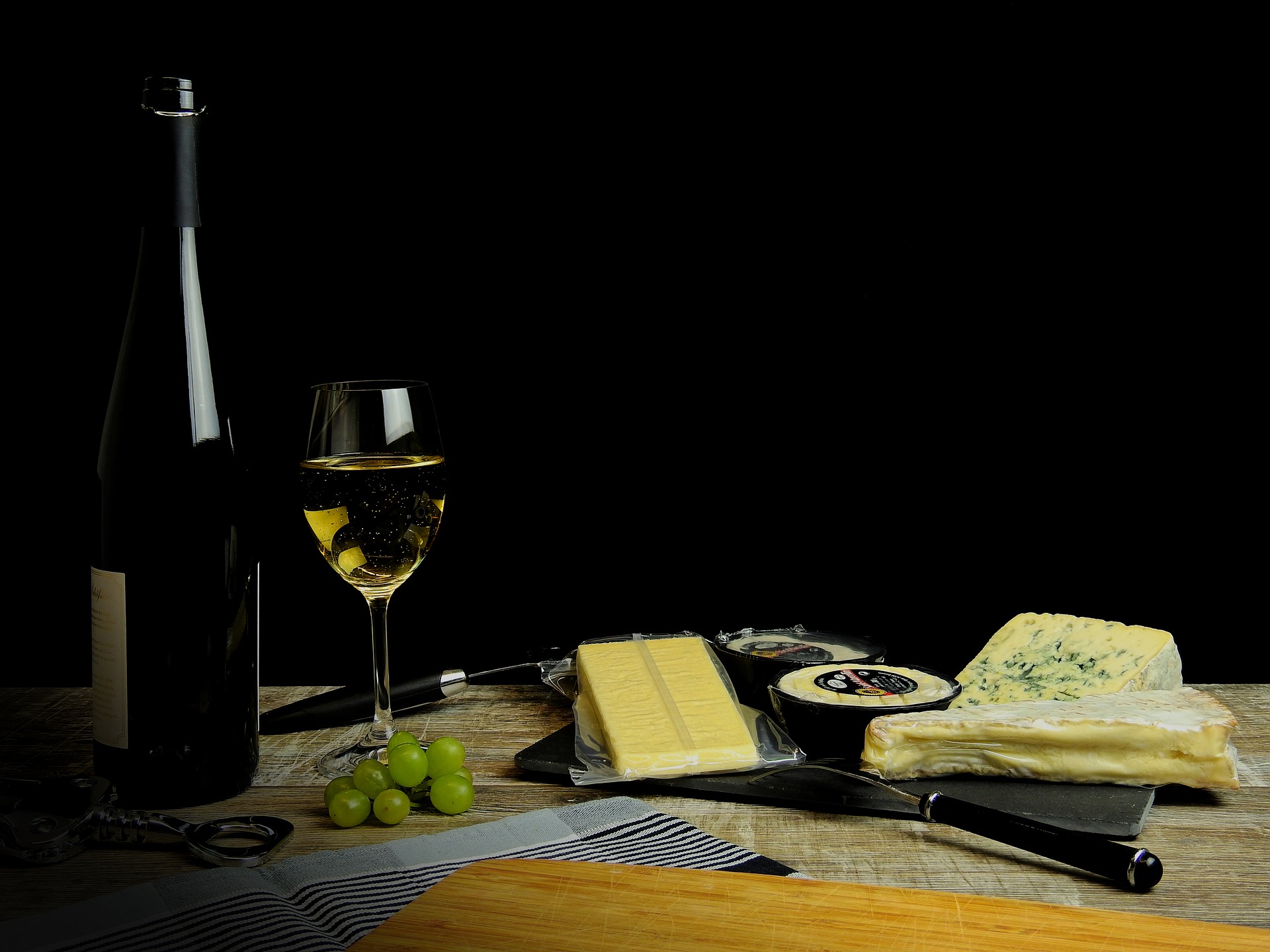 El vino blanco con barrica es perfecto para los quesos fuertes