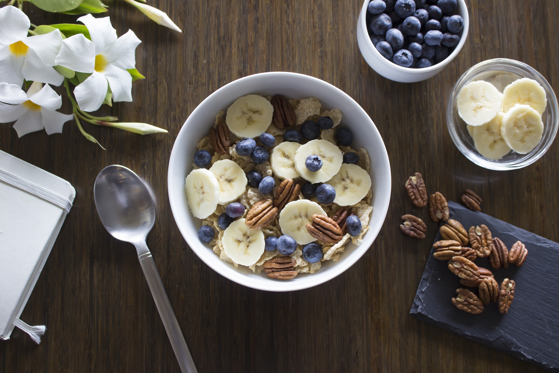 Un buen desayuno siempre contiene fruta y cereales